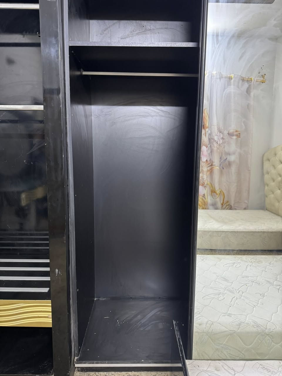 سلام عليكم
غرفه نوم نفرين
مستعملله
لون اسود وذهبي 
مكاني بغداد مدينه الصدر 
***********
السعر٣٥٠بيها مجال @
