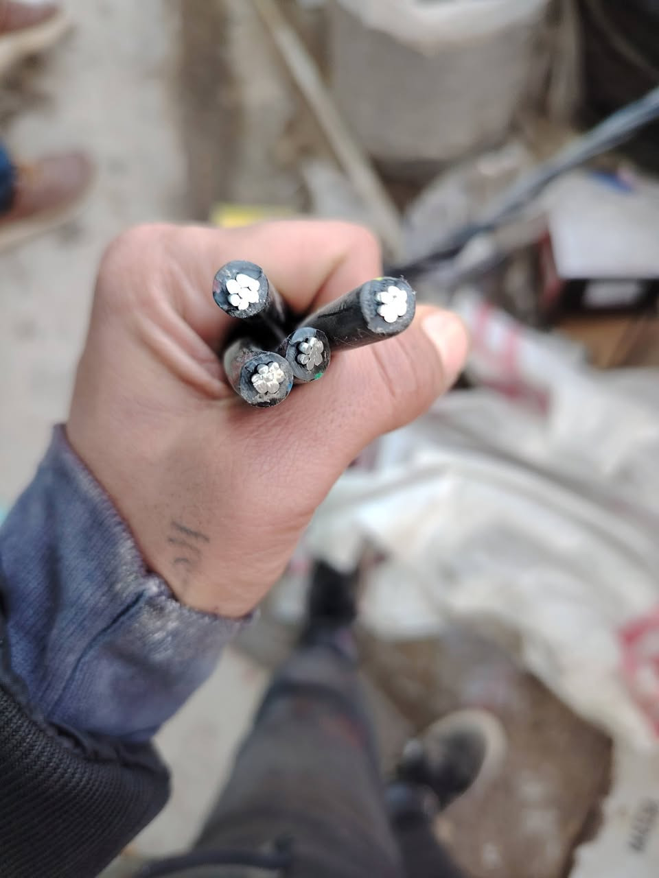 سلام عليكم ضفيره ثري فيز ام. 35 ×4 الطول 70 متر. ما مستعمله ابد ولا بيه جدحه كهرباء
المتر الف ونص. وبيه مجال 
***********
