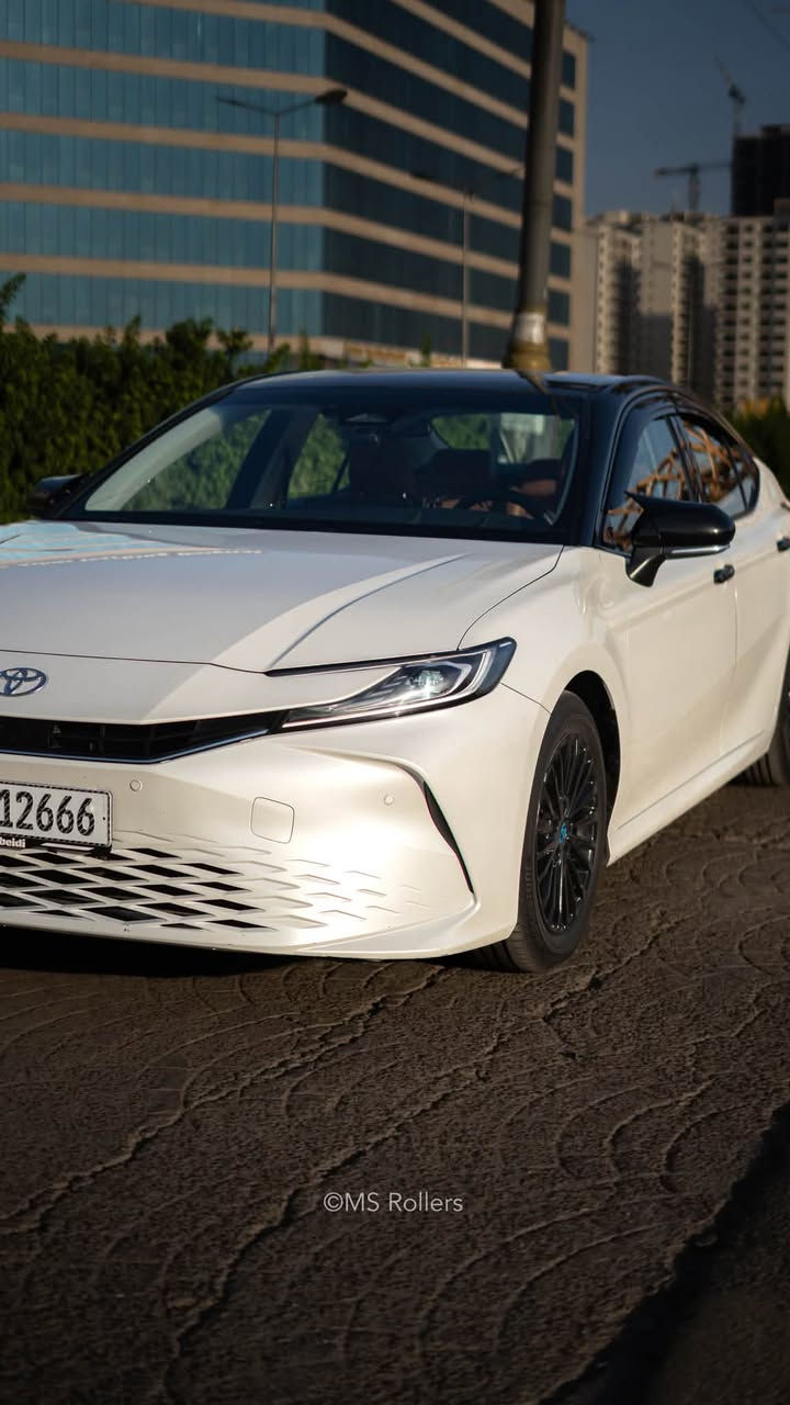 السلام عليكم ورحمة الله وبركاته

🚗 للبيع | تويوتا كامري هايبرد 2024 الشكل الجديد – وارد الصين

▫️ اللون: أبيض لؤلؤي
▫️ داخلية كاراميل ملكي
▫️ الممشى: 43,000 كم
▫️ فل كامل
▫️ رقم مميز:12666 ق – بغداد خصوصي

المواصفات:
✅ شاشة كبيرة تدعم Apple CarPlay
✅ شاحن لاسلكي
✅ تشغيل بصمة ودخول ذكي
✅ (تحكم ستيرن جهتين
✅ جام بلورايز
✅ داتا شو (Head-Up Display)
✅ عازل حراري احترافي
✅ ويلات سود
✅ الفجوج مصبوغة أزرق لامع مع انعكاس بالضوء
✅ جنوط وكالة
✅ سبويلر خلفي
✅ كاميرا خلفية
✅ مثبت سرعة راداري (رادار تفاعلي)
✅ نظام المحافظة على المسار وتنبيه الخروج عن المسار
✅ رادار النقطة العمياء بالمرايا الجانبية
✅ رادار التحذير من التصادم الأمامي والخلفي والجانبي
✅ تنبيه حركة المرور الخلفية
✅ حساسات خلفية
✅ عداد ديجيتال
✅ كوشنات جلد
✅ كوشنات أمامية كهربائية

✨ السيارة مكفولة كفالة عامه غير ملاحضه بسيطه بجاملغ المامي ، نظيفة جداً، استخدام شخصي، خالية من الأعطال، ولا تحتاج أي مصروف، والفحص بأي مكان يختاره المشتري.

💰 السعر: 34,500,000 دينار عراقي (قابل للتفاوض بالمعقول).

📞 ***********
