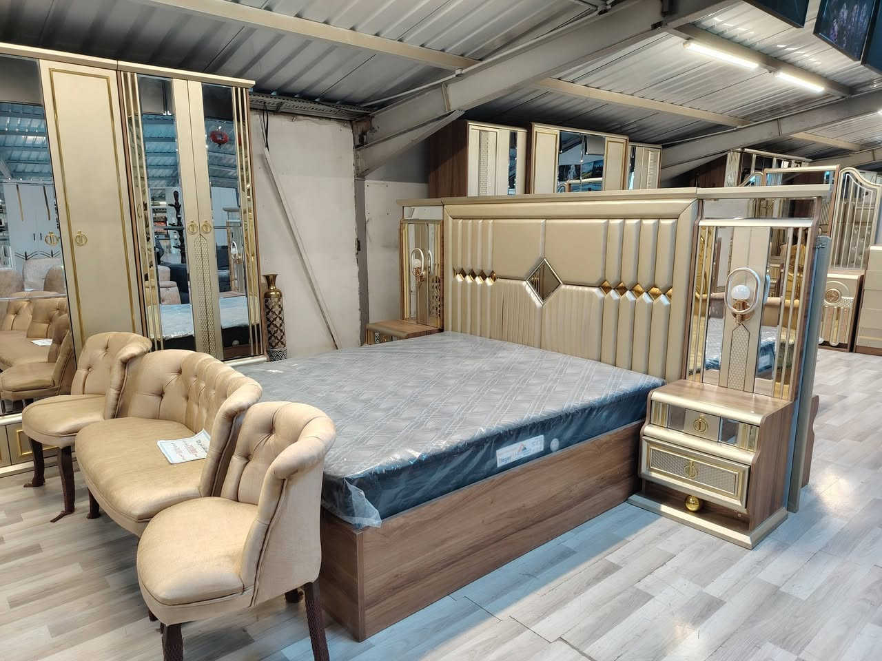 سلام عليكم ورحمة الله غرفة كاملة ومامستخدمه صارلها شهر تقريبآ السعر مليون و 800 الف الخاص مفتوح وت ***********
