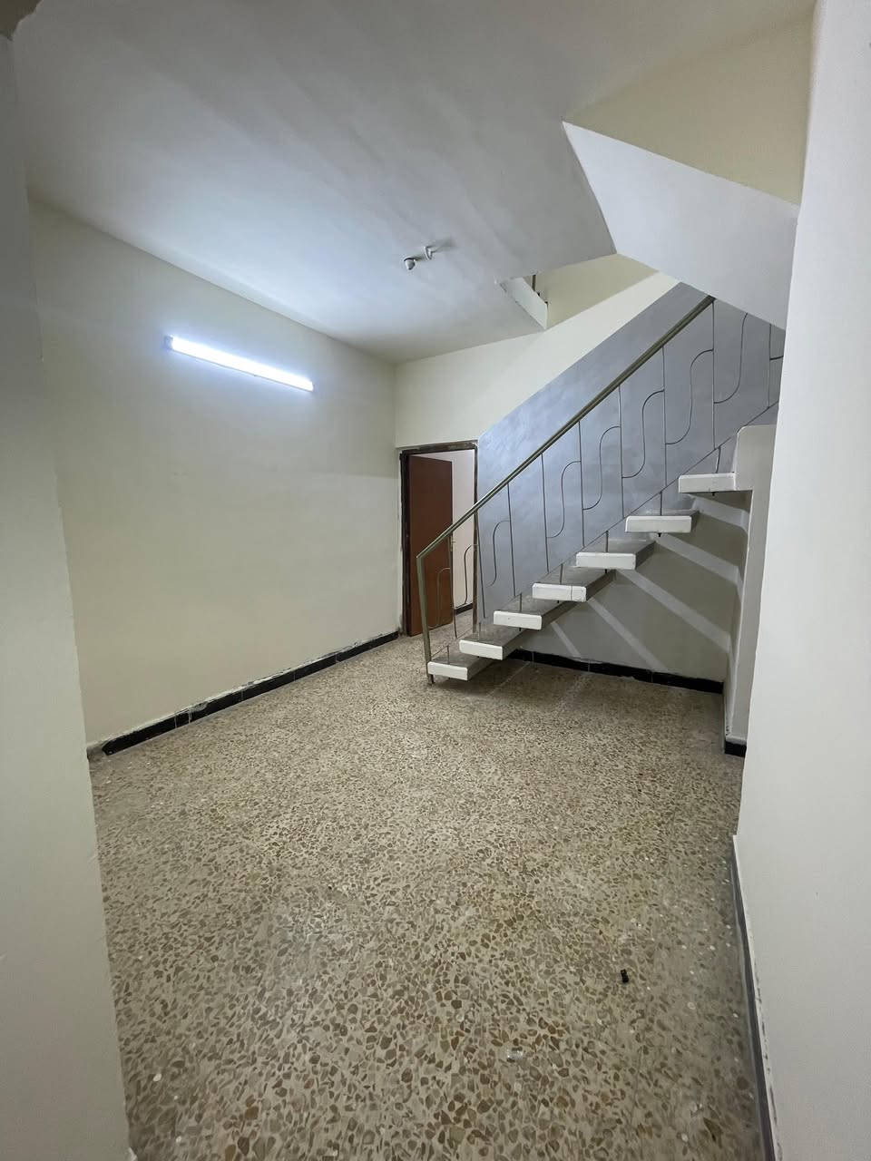 #للايجار_في_السيدية
دار سكني المساحة 150 متر

يحتوي مدخلين ثلاث غرف نوم صالة مطبخ خدمات كراج

بيت جاهز موقع مميز اجاره مليون 

للأستفسار:***********
