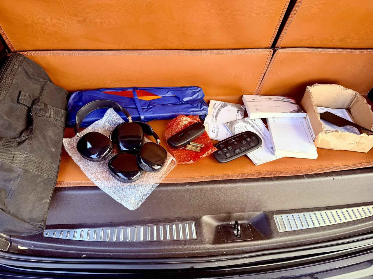 تاهو خليجي بريمير أعلى فئه ب التاهو وبإسمي ... جديده جداً ماشيه 42 شرط عله وضع الشركه شرط ربع متصرف عليها ...  مكفوله من الصبغ والفتح والتبديل كلشي بلاد ... محرك 5.300 المرغوب بلاد شركه .. السونار منشور  ... تخم تاير قبل ايام مشدود ... سبير منازل ... هزه جديده + سنويه جديده ... ارضيات مغلفه جلد ... ثلاجه ...  ويل 22 كروم ..  منضومة زينون كامله .. كشنات جلد كهربائي 7 مقاعد +  7 راكب - فتحة سقف + شاشة DVD • شاشة كبيرة + نظام صوتي BOSE
• تبريد وتسخين مقاعد امامي وخلفي + قاصه خاصه+
• تشغيل 5 بصمة + تشغيل عن بُعد + ستيرن كهرباء + كشنات خزن وضعيات + 
• رادار امامي + جانبي  - مانع اصطدام - تنبيه مغادرة المسار
• كاميرا خلفية + حساسات كامل الجهات .. تحذير نقطه عمياء بالمرآة ... وبعد هواي مواصفات ... موديل 2017 .. السعر 380 وبيها مجال بسيط ... للأستفسار ***********  ... المكان كربلاء مجاور ملعب كربلاء ...
