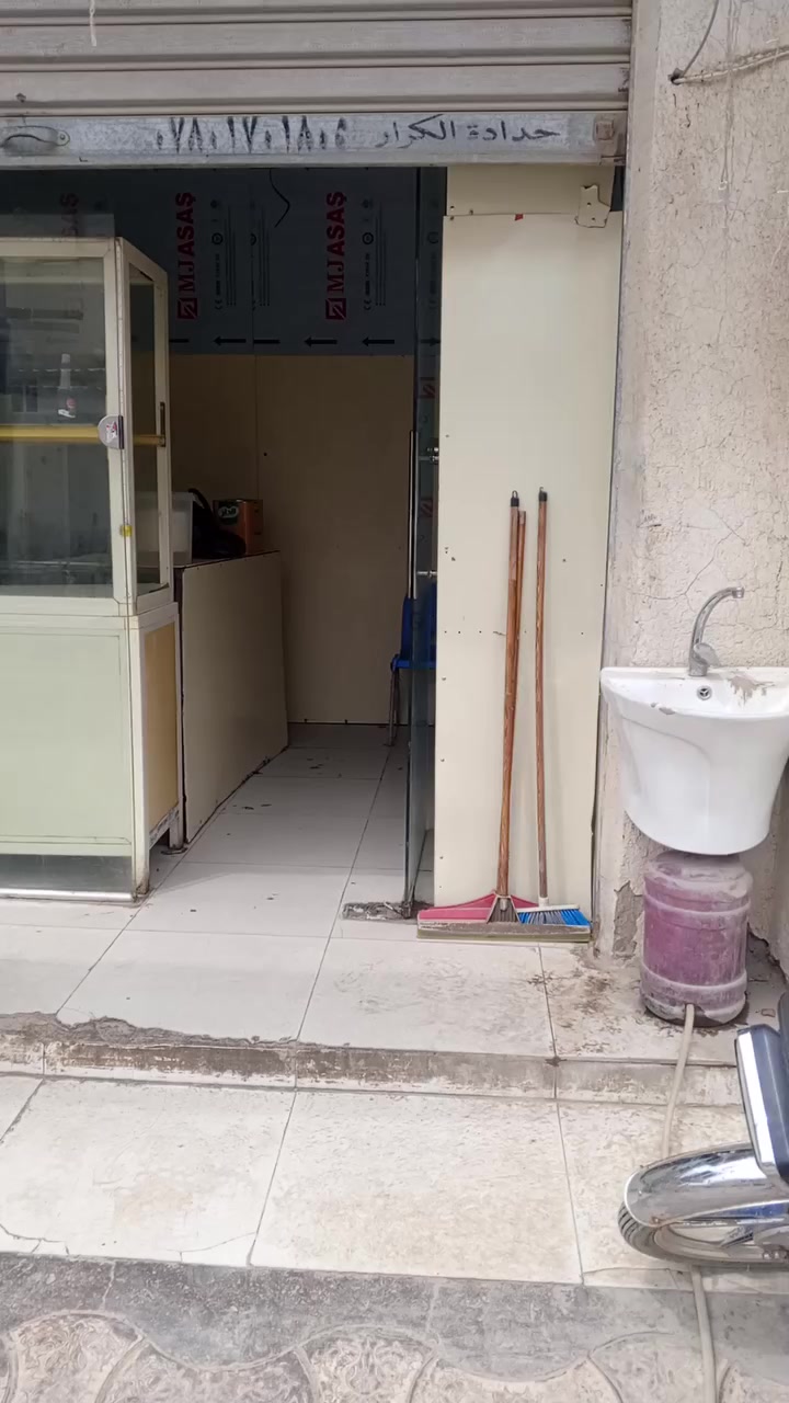 سلام عليكم كافتريا للبيع
فلافل
 بركر 
صاج
كص 
سبب البيع صاحبها محتاج فلوس لجراء عمليه لبوه 
موقعها الثوره قرب السوك 
هاتف 📞 0788 258 4972
اي استفسار خاص
