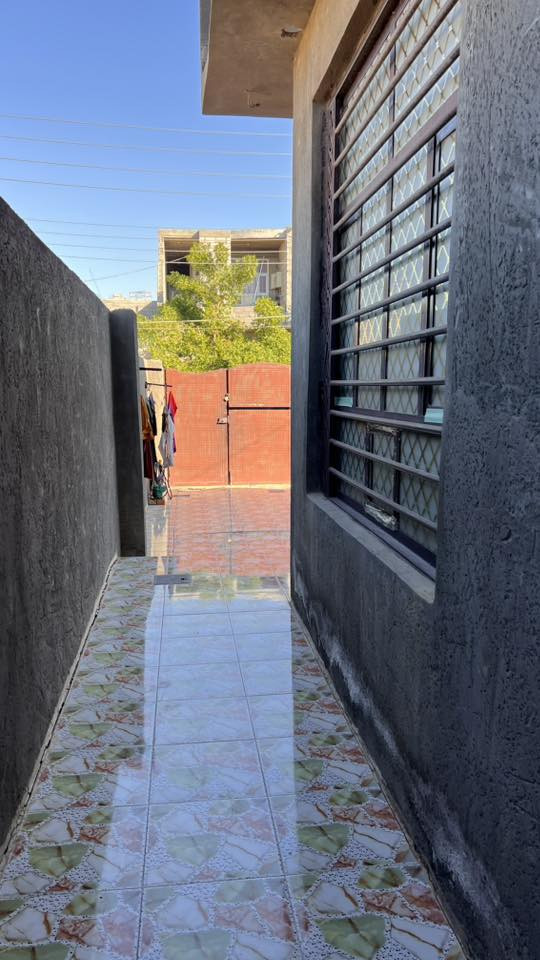 بيت للبيع مساحة 250 متر طابو صرف متكون من غرفتين نوم واستقبال وصاله ومطبخ وصحيات طابق الثاني غرفة نوم وصاله وحمام العنوان باب الدرب قرب جامع  ‏‎لا اله الا الله قريب كلش على شارع 60 للأستفسار الاتصال على الرقم 
‭0771 741 0966‬
