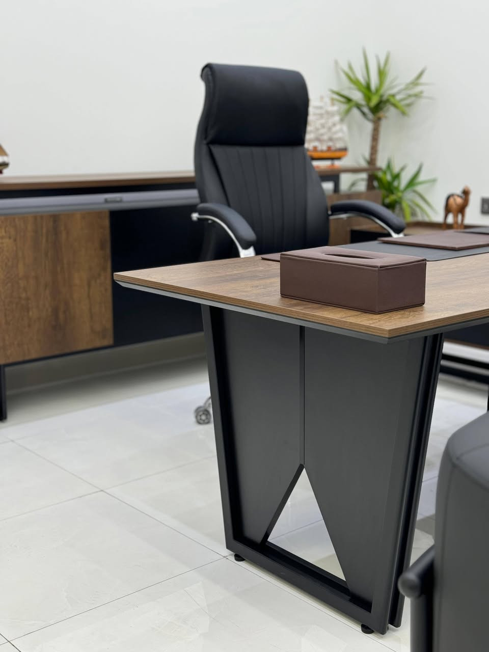 سيت مكتب مودرن تركي فاخر
تصميم أنيق يناسب المكاتب العصرية
المواصفات:
يتكون من 4 قطع
ميز مكتب: قياس 240 سم
بوفيه مكتبي: قياس 240 سم
ملحق جانبي: قياس 80 سم
طَبْلة وسطية: قياس 70 سم
جودة عالية وتصميم عملي يضيف فخامة وتنظيم للمكتب.


**إذا كنت صاحب هذا الإعلان وتريد حذفه لأي سبب، رجاءا أرسل رسالة إلى الدعم الفني**