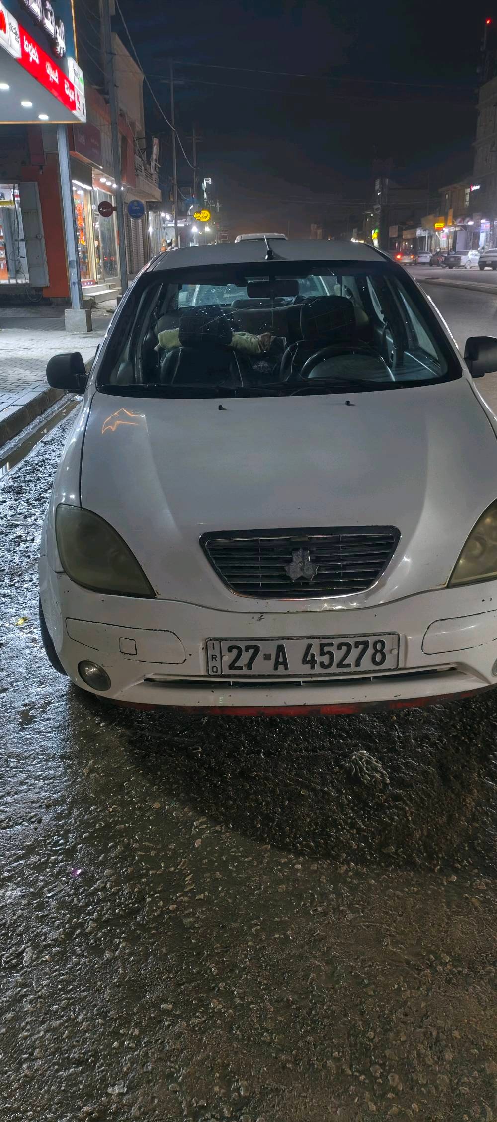 السيارة سايبا بيضاء نظيفة ومتينة مناسبة للتنقلات اليومية. السيارة بحالة جيدة ومرخصة مع إطارات في حالة مقبولة. مثالية لمن يبحث عن سيارة اقتصادية.