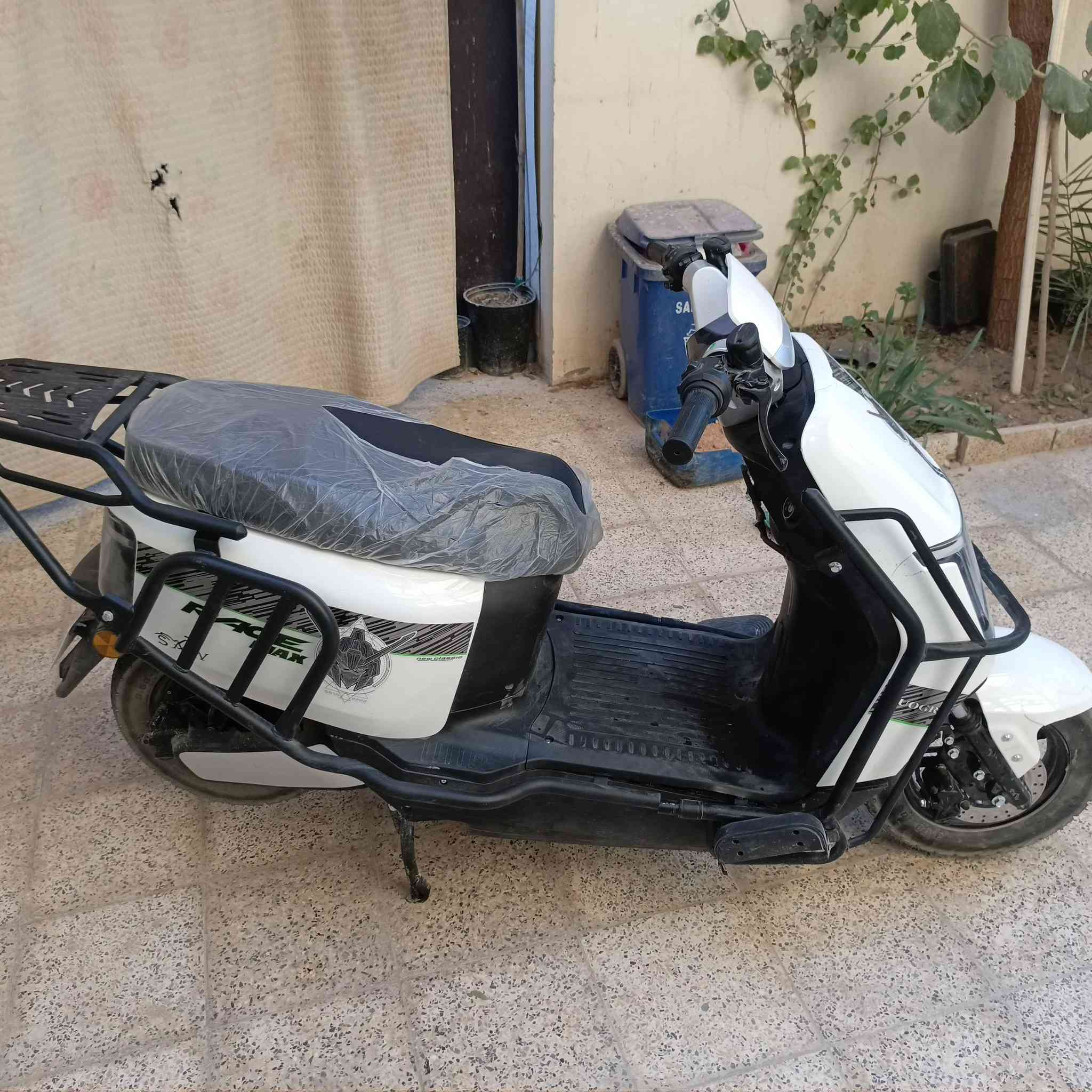 دراجة شحن البيع اصولي مكاتبه وكيل السعر 700بي مجال قليل الدراجه بيها ضرر بل كفر لامامي و جاملغ قليل شرط ما صار لها شهر طلعت من لوكيل بس بسبب لوكعه كفراتها اتضررن لهذه سبب البيع لاستفسار ***********
