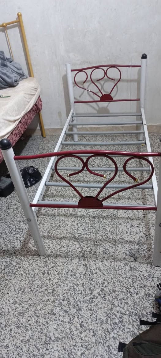 سرير طفل لحد عمر 13سنه استعمال بسيط السعر45 العنوان بغداد البلديات***********
