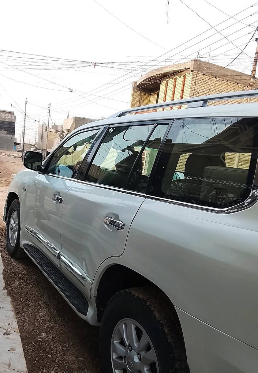 السلام عليكم
لاندكروزر ستينيه اصل 2011 رقم بغداد  تحويل ثاني يوم تخم تاير اصلي سياره جديده كلش  بالمنشور المكان بغداد 
سياره مكفوله 
للاستفسار ***********
