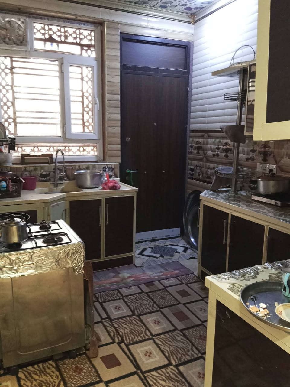 سلام عليكم عندي بيت البيع 150متر ابيت جديد قاطين غرف اربعه واستقبال ومطبخ وحمامات  ثلاثه مكانه بل مصاليخ قرب حسينيه البو ناصر وليحب يتصل على هاذا الرقم  ***********
