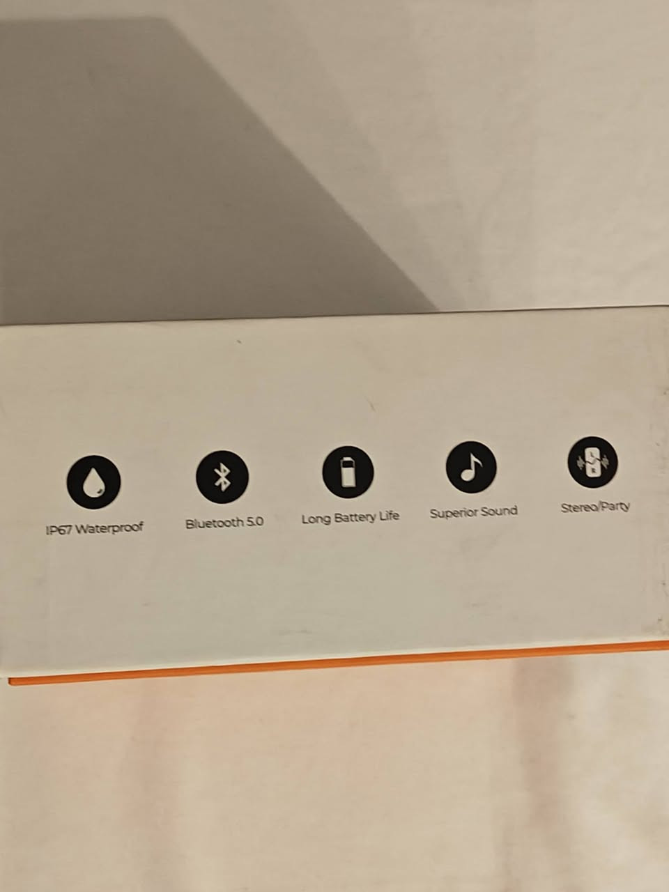 مكبر الصوت اللاسلكي Tribit StormBox Micro، هو مكبر صوت بلوتوث محمول مصمم للاستخدام الخارجي، ويتميز بحجمه الصغير وجودة صوت ممتازة مقارنة بأبعاده.

يعمل بمخرج طاقة يصل إلى 9 واط.

تدوم البطارية لمدة تصل إلى 8 ساعات من التشغيل المستمر عند مستوى صوت متوسط.

حاصل على تصنيف IP67، مما يعني أنه مقاوم للغبار والماء.

يتضمن حزاماً مطاطياً مدمجاً لتثبيته على حقائب الظهر أو مقود الدراجة، كما يدعم الاقتران اللاسلكي مع مكبر صوت آخر لتجربة صوت ستيريو.

يستخدم بلوتوث إصدار 5.0 بمدى يصل إلى 100 قدم.

السعر40


**إذا كنت صاحب هذا الإعلان وتريد حذفه لأي سبب، رجاءا أرسل رسالة إلى الدعم الفني**
