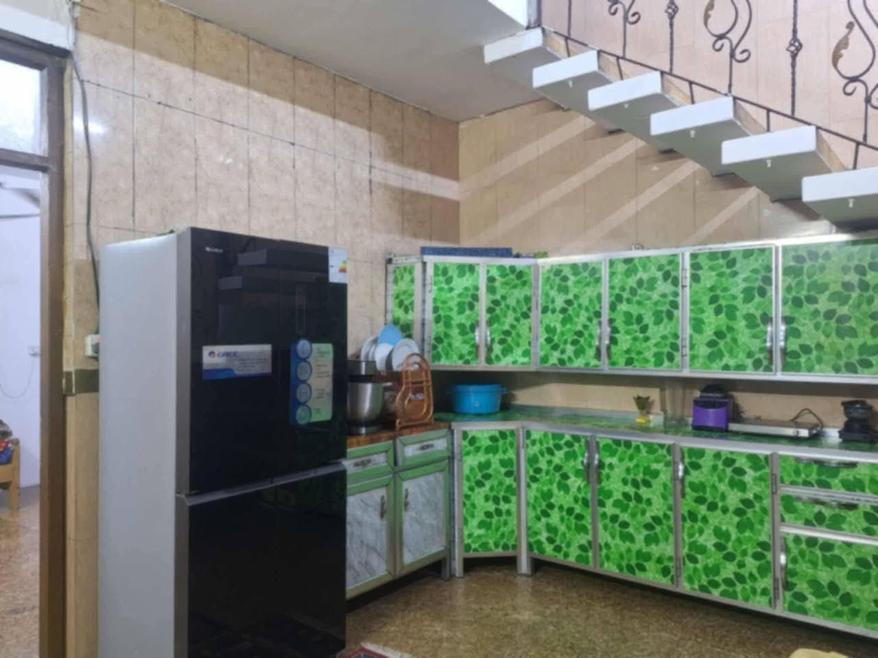 السلام عليكم
دار للبيع مساحة120متر 
واجهة 6 النزال 20 
يتكون  الطابق  الأول  من كراج  حمامات  خارجيه   وأيضا  مدخلين. الاستقبال  وصاله 
واستقبال  وصاله ومطبخ  حار وبارد  وغرفة  وترك  ع طول البيت  اما الطابق الثاني  غرفتين  نوم  وحمام وبيتونه  
للاستفسار  ع الرقم***********  ويوجد  واتساب 
العنوان   البلديات  محله 726. خلف مركز شرطة  الملعب  
( البيت  طابو ملك صرف )
