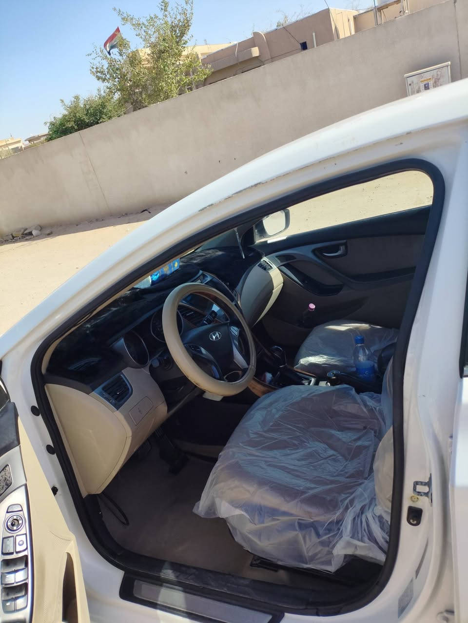النترا خليجي موديل 16 
مكينه 1800 بيها قطعتين مثل ما موضح 

سونار بل منشور 

ماشيه 200 الف حقيقي 

فول مواصفات عدا البصمه فتحه سقف وتبريد قطعتين ومري شفط ومانع انزلاق وشاشه جامه اوتو لايت زنون 

رقم بغداد لون ابيض 
 
سياره حداديه جديده ودواخلها جديده وتخم تايرات جدد 

ب 127 وبيها مجال شي قليل

***********
