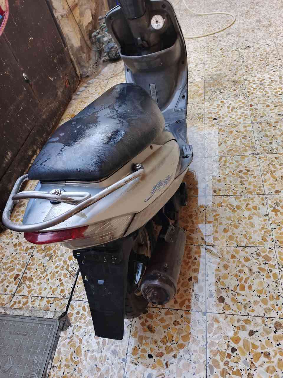 السلام عليكم للبيع دراجه ماكس منغولي120
دراجه خير من الله سلف وهندر أشاير بكلايت كلوبات 
كلشي شغال كهربائيات كله شغاله مكينه خير من الله لا نضوح لا تبخير مكينه 55 صالنصه بلادي دبلات خلفي وامامي كله جديد بلادي دراجه مانقصهه أي شي مكاني بغداد مدينه الصدر 
السعر350.... للاستفسار***********📞
