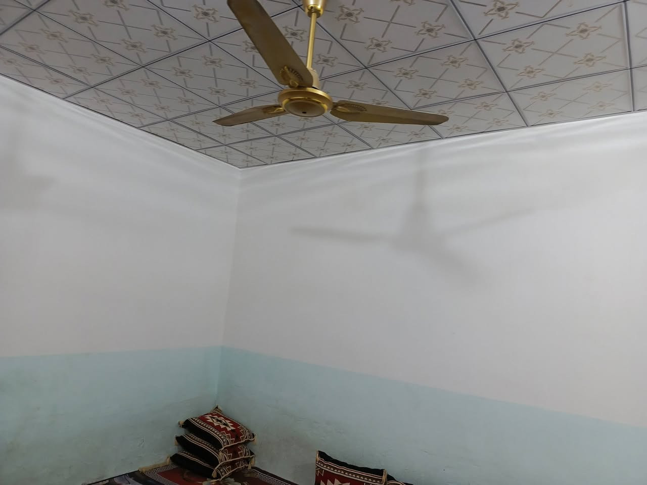 دار في حي الرحمه مساحه 180متر ثلاث غرف وصاله ومطبخ وستقبال صحيات داخليه وخارجيه قبل شارع العرض شارع عريض12متر السعر 78وبي مجال ***********
