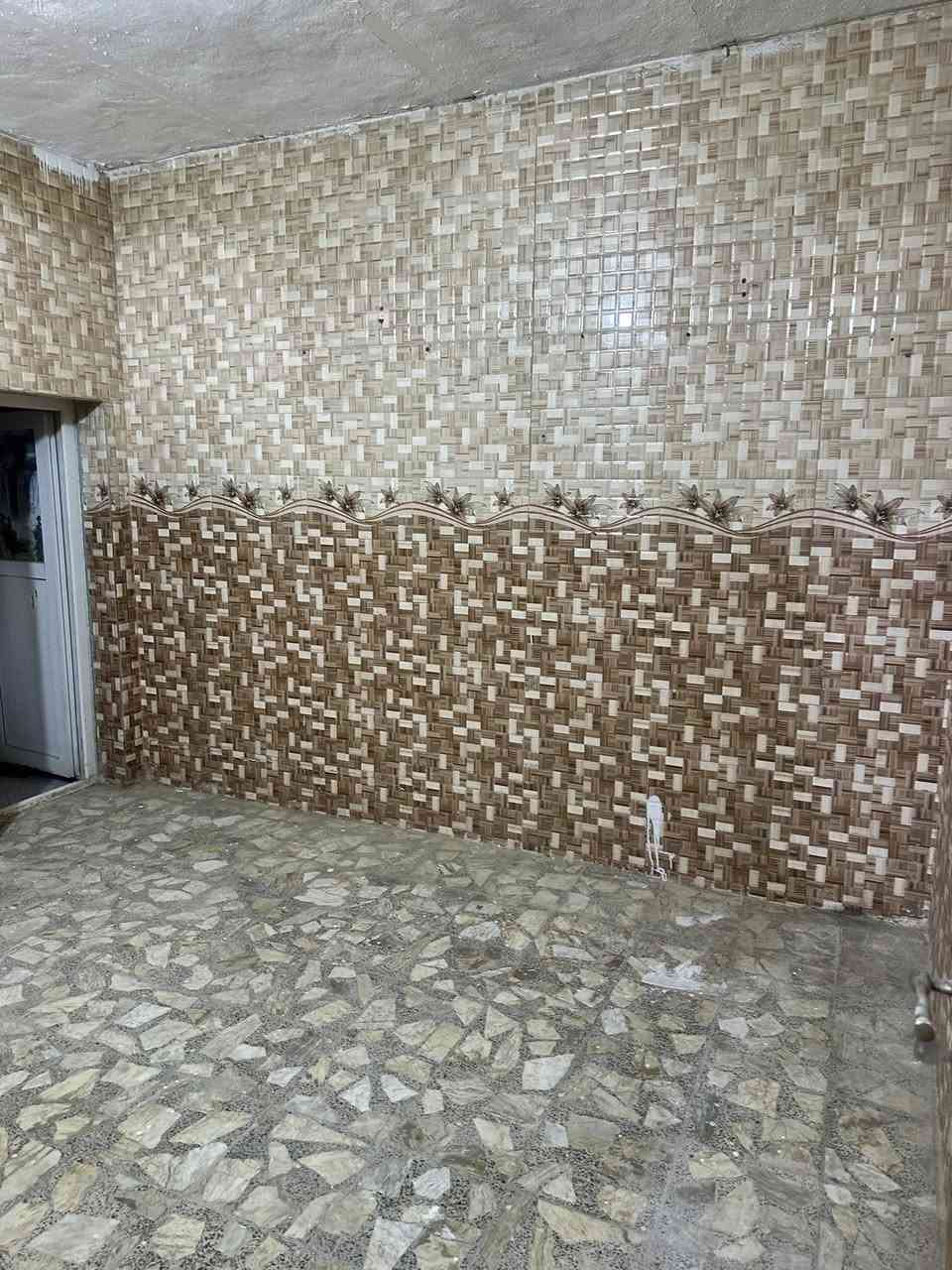 السلام عليكم
للبيع بيت  100م مربع 10*10 طابق واحد شيلمان
حي الوفاء شارع 10 مفتوح ع 20 وع 15  قرب مدرسة نور الحسين 
يحتوي على غرفه وصاله ومطبخ واستقبال وصحيات عدد 2 
البيت نضيف وفارغ 
***********
