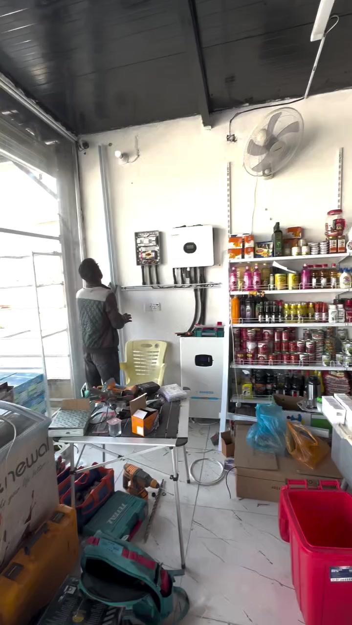 أصحاب الأسواق والمحلات بعد لا تشيلون هم الكهرباء! ⚡☀️
تم بعون الله نصب منظومة طاقة شمسية متكاملة في
📍 هور حسين – أسواق الأمين
🔹 مواصفات المنظومة:
⚡ انفيتر كرواط 6 كيلو أداء قوي وتشغيل مستقر
🔋 بطارية سنيس بخلايا CATL خزن طاقة عالي واعتمادية
☀️ ألواح LONGi Hi-MO 7 عدد 10 ألواح إنتاجية ممتازة حتى مع الحرارة
🛠️ هيكل تثبيت قوي وتوصيلات احترافية مع جميع الحمايات
💡 هذه المنظومة مناسبة جداً للأسواق والمحلات لتشغيل:
الإنارة
الكاشيرات
الثلاجات
الكاميرات
أجهزة العمل اليومية
🔧 التنفيذ باحترافية من فريق
المحترف للطاقة المتجددة
📞 للاستفسار والتركيب:
***********
📍 بابل – المسيب – طريق سدة الهندية
قرب محطة وقود الميقات
داخل مجمع النهرين للأجهزة الكهربائية
#الطاقة_الشمسية
#المحترف_للطاقة_المتجددة
#طاقة_شمسية
#Solar_Iraq
#LONGi
#الواح_لونجي
#انفرتر
#بطاريات_ليثيوم
#اسواق
#محلات
#حلول_الطاقة
#بدون_كهرباء_وطنية
#المسيب
#بابل
#العراق
#Solar_System
#الطاقة_البديلة
