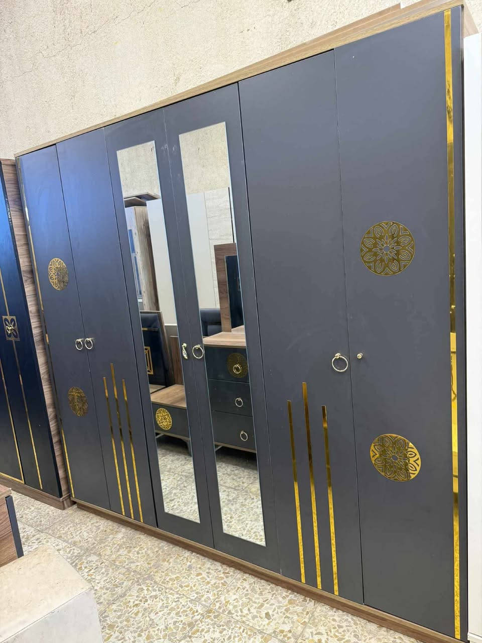 ✨ *غرفة تركي 🇹🇷 موديل حديث* ✨  
🖤 تصميم عصري

*المواصفات:*
- نظام أبواب 5 قطع 🚪 ناعم وسلس
- موديل حديث يناسب كل الديكورات
- نظافة 95/💯 كأنها جديدة
- عملية وخفيفة وسهلة النقل

💰 *السعر:* 500,000 دينار  
🔥 *الآن بس 475,000 دينار* - عرض محدود!  
🚚 شد ونقل مجاني داخل بغداد  
📦 باقي المحافظات توصيل بسعر مناسب


**إذا كنت صاحب هذا الإعلان وتريد حذفه لأي سبب، رجاءا أرسل رسالة إلى الدعم الفني**