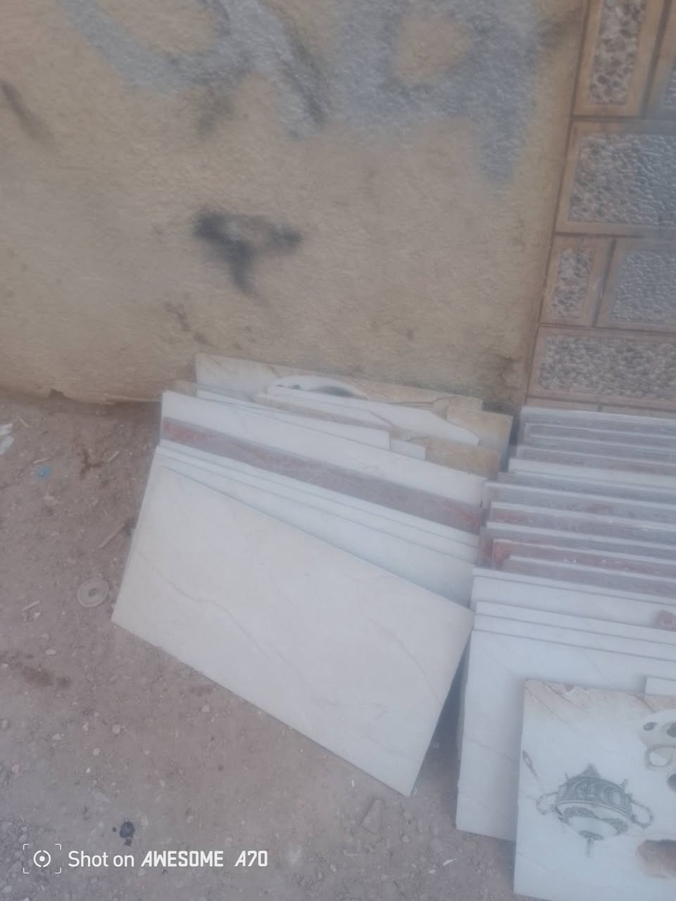 السلام عليكم اخون عندي ذني السيراميكات لي يريدهن  خل يجيب ستوته وياخذهن بشارع المدرسي يم مجمع الروان  تجاري ر***********
