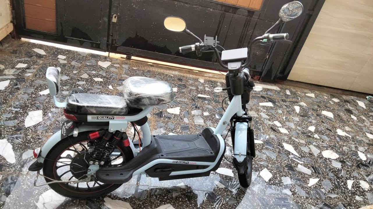 السلام عليكم 

دراجه شحن الصقر الاحمر موديل 2025 

نظام حمايه من السرقه جهاز انذار + قفل تاير خلفي من
 نفسها 

نظام تشغيل بصمه + سويج + كارت NFC 

نسختين مفتاح + نسختين بصمه + نسختين كارت NFC

بيها حامل هاتف قوي يحتوي على منفذ USB للشحن 

بيها 6 بطاريات كبيره

ملف 1000 w 

سرعه 45--50

شاحنهتها وياها الاصليه 60w ---12A 

بالشحنه تمشيك 20 --25 كم 

شاشه ديجيتال تبين السرعه والشحن وكم كيلو تمشيك  

وبيها نظام 4 سرع 

بيها بايدرات نظام بايسكل في حال خلصت شحن لكن اني
 فتحتهن البايدرات وموجودات عندي 

بيها سله تصير بالامام لكن اني فتحتها وموجوده كذلك
 انطيها الك

دراجه كامله من كلشي ما بيها نقص اشتريتها قبل شهر  

مكاني بغداد الدورة

السعر 390 الف بيها مجال بسيط 

رقمي اتصل او واتس آب 

***********
