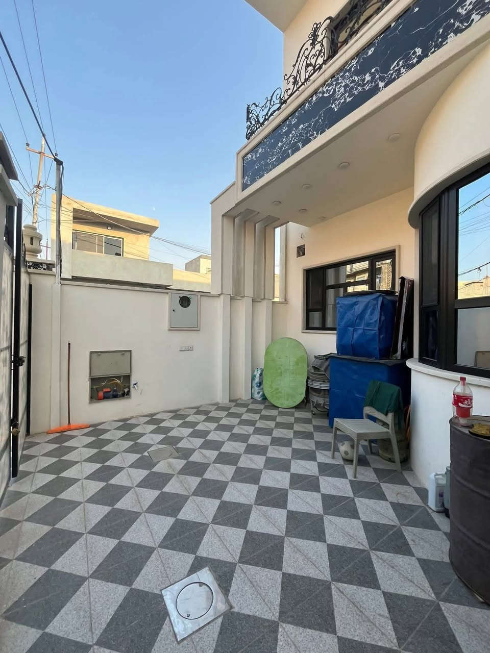 السلام عليكم ورحمة الله وبركاته #مكتب_الغوالي

بيت للبيع في حي السماح الاركان على شارع 15م

🔹 بناء ملكي حديث 2024 ، سند البيت 2025 طابو ملك

🔹 مساحة : 160م ، الواجهة : 10م ركن على شارعين

🔹 موقع مميز قريب من كافة الخدمات 

ط1 : كراج ، استقبال ، هول ، مطبخين ، غرفة ، صحيات

ط2 : ثلاث غرف نوم ، هول ، صحيات ، سطح ناصي

البيت مزود بكافة الانظمة الحديثة -

دكتات - سبالت - غسالات - انترنيت - دشات

للاستفسار اكثر مراجعة #مكتب_الغوالي الكائن في حي السماح الاركان قرب مول القمة مقابل مدرسة السماح الابتدائية على شارع 20م 

او الاتصال على الارقام التالية -

***********

***********
