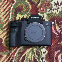 كامرة سوني Sony A7Riv للبيع مع عدسه سكما 24-70 3,500,000 IQ شتر الكامر...