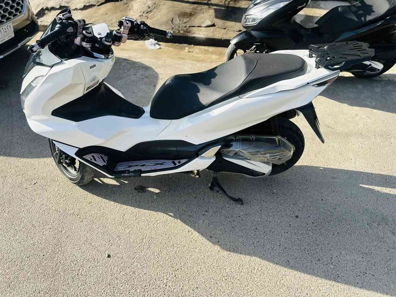 سلام عليكم
Pcx 125cc  كوري🇰🇷
للبيع .مواصفات
APS
حساس زدحام
حساس استاند 
ستيرن تزويد ٣ قطع
دوسات تزويد 
قبق شوته شفاف
ستاند تزويد 
ماشيه 60 الف 
دراجه نضيفهه 
رقم ***********
مكاني بغداد حي الجهاد 
سعررر ١٨ورقه ونص بيها مجال بسيط 🤍
