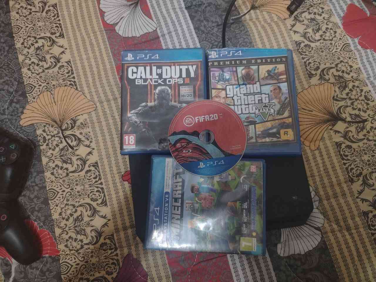سلام عليكم بلي 4سلم ذاكره 500 جهاز نضيف امانه الله جبته ما ستعملته شهر شهر ونص ويا 4اقراص GTA5 وماين كرافت وفيفه وكلف ديوتي الاستفسار ***********
