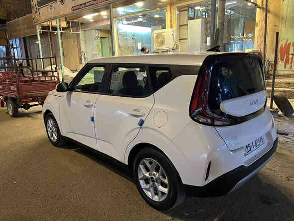 للبيع سيارة كيا سول موديل 2023 وارد أمريكا.
السيارة كانت تعرضت لضرر، تم تبديل الجاملغ بالكامل، والبنيد مصبوغ صبغ نظيف، والعمل كله تم بطريقة محترفة والسيارة جاهزة للاستعمال وما بها أي مشاكل.

مواصفات السيارة:
 • الموديل: 2023
 • وارد: أمريكي
 • الحالة الفنية: ممتازة
 • نوع الضرر: جاملغ مبدّل + بنيد مصبوغ
 • الكيلومترات: (72كم)
 • اللون: (ابيض)
 • المواصفات: شاشة، كاميرا، سنسرات، بلوتوث، USB، مكيف بارد، نظام توفير وقود ()

السيارة ماشية بنعومة، لا تحتاج أي مصاريف، وفحصها على العين قبل الشراء. مناسبة للاستخدام العائلي واليومي.

السعر المطلوب: (160بيهامجال بصيط)

الموقع: (الانبار هيت)

للتواصل: (***********
