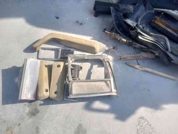 سلام عليكم يوجد غراض جيب شيروكي موديل 92اربع بيبان كاملات جام وابطاين وكشنات الوره  وشباج دعاميه وجاملاغات امامي المكان البصره رقم الهاتف ***********
