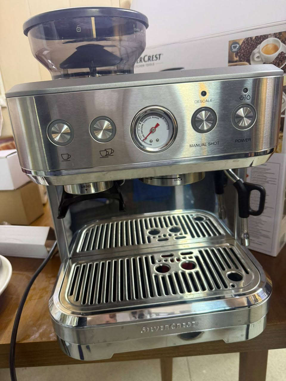 مكينه كهوه الحترافيه الاصليه 
وياه مطحنه مدمجه لطحن حبوب البن الطازجه
تتميز بمضخه ضغط 15 بار 
خزان الماي 2.3 لتر 
قوه قصوى 1770 واط 
وياه مللحقين فلتر 
الاستفسار ***********
مكاني بغداد شارع فلسطين
