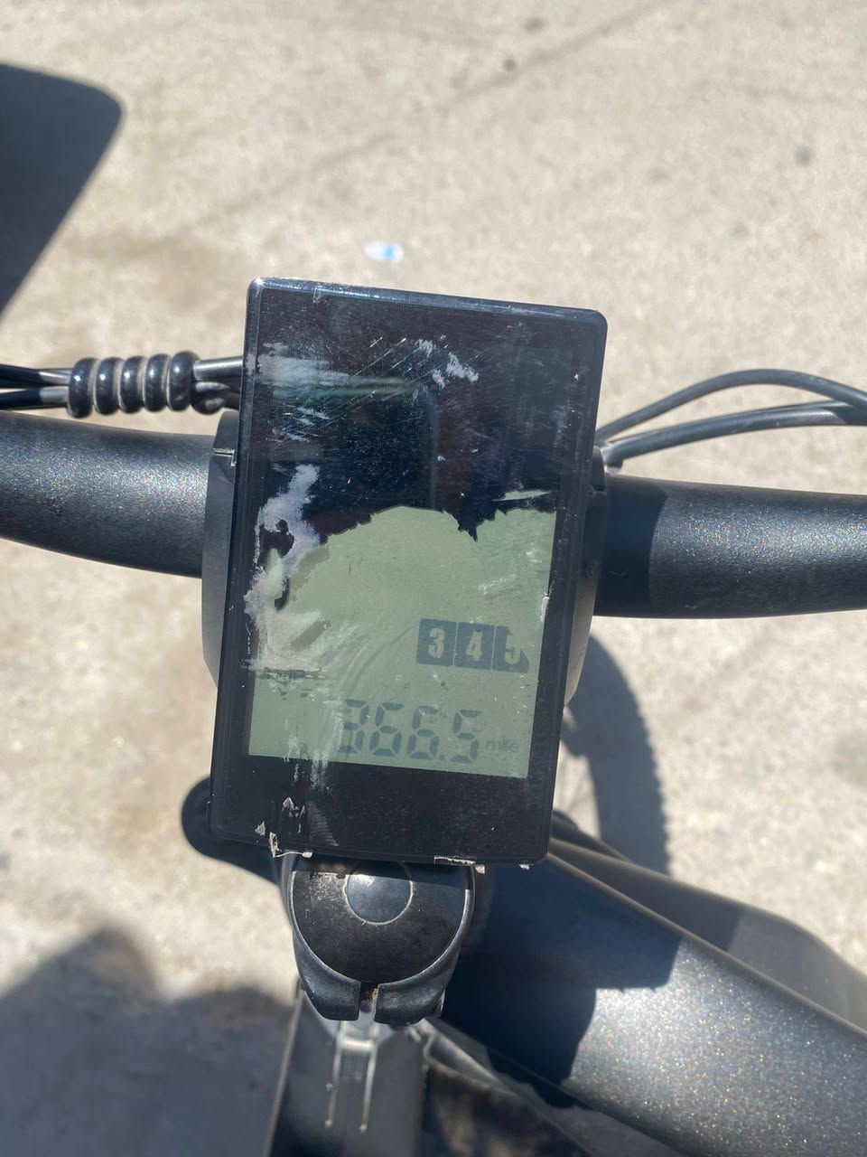 السلام عليكم

بايسكل كهربائي (E-Bike)
من براند RAPBIKE مصمم بشكل جبلي (هجين) 

محرك كهربائي 750 واط بطاريه ليثيوم 700 واط  مدمجه تنطي 48V 
-البطاريه يمكن قفلها بمفتاح وفتحها للشحن
شاحنة أصلية 
يحتوي على نضام مساعد للسرعه الدواسه ومستويات للسرعه ويحتوي على شاشه رقميهLCD (بيها ضربه فقط بل شاشه) تعرض السرعه والمسافه المقطوعه ومستوى شحن البطاريه منضومه 

ناقل حركة 7 سرعات 

البريكات دسك 
اليدات هايدروليك

دبلات قابلة للقفل

البايكسل ماشي 350 ميل فقط
 اللون اسود نفطي لامع
نضافة 90٪

السعر 750 الف
مكاني بغداد

للتواصل 
اتصال ***********

 واتساب ***********
