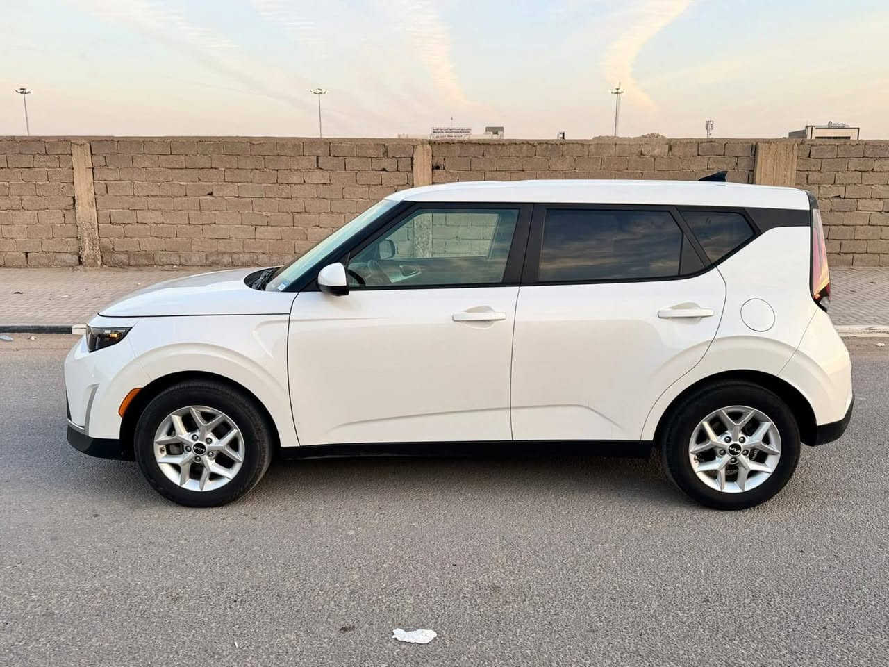 🚗 كيا صول موديل 2024 | لون أبيض 🚗
سيارة عملية واقتصادية، مناسبة للاستخدام اليومي داخل المدينة 👌

🔧 المواصفات الفنية:

 • المحرك: 4 سلندر سعة 2.0 لتر
 • القوة: حوالي 147 حصان
 • ناقل الحركة: أوتوماتيك (CVT)
 • نظام الدفع: أمامي (FWD)
 • الوقود: بنزين
 • صرفية وقود ممتازة

🛠 التجهيزات:

 • شاشة وسطية
 • بلوتوث
 • كاميرا خلفية
 • مكيف هواء
 • تحكم بالمقود
 • أنظمة أمان (ABS – ثبات إلكتروني – مانع انزلاق)

📊 تفاصيل السيارة:
▪️ الموديل: 2024
▪️ اللون: أبيض
▪️ الممشى: 15,000 ميل
▪️ الحالة: تقرير مياه أمطار
▪️ التشغيل: تعمل وتسير داخل المزاد
▪️ السعر: 16,500$
▪️ رقم الشاصي (VIN): KNDJ23AU2R7906253


**إذا كنت صاحب هذا الإعلان وتريد حذفه لأي سبب، رجاءا أرسل رسالة إلى الدعم الفني**