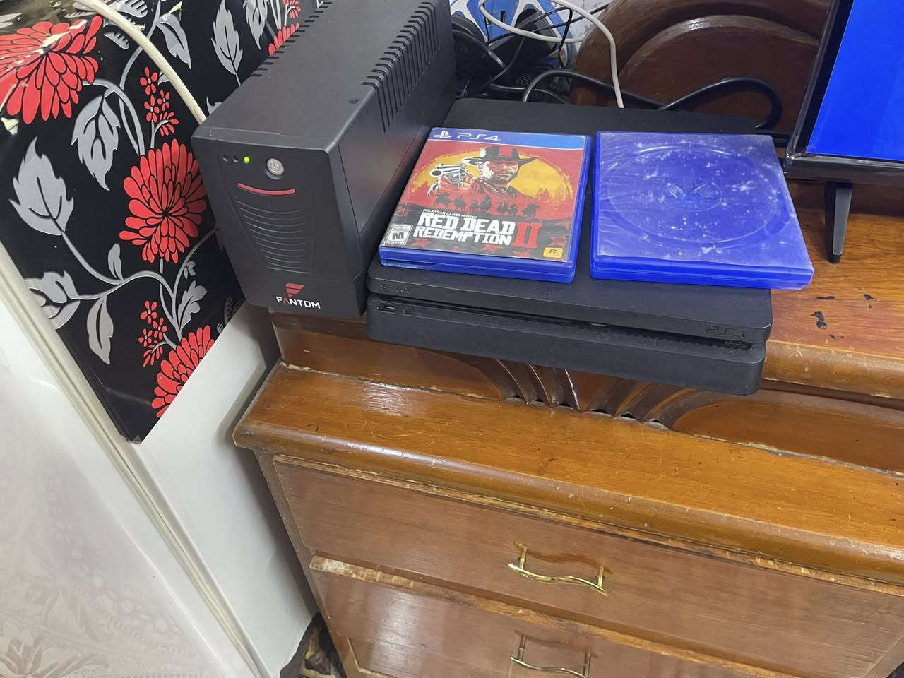 بلي فور للبيع مع يوبي اس الجهاز كلش مرتب وياه لعبتين ولثالثه نازله جيتي اي ورددردمبش البلي خير من الله مامفتوح جوستك ثنين تجاريه وصليه حبايب اني الله شاهد صار عليه 400قبل 5اشهر من خذيته انطيني سعرك واني خادمك رقمي وتساب فقط ***********
