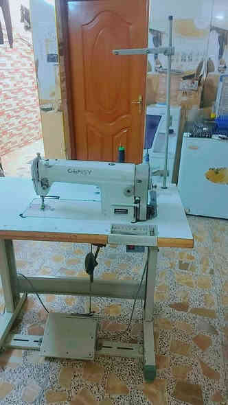 مكينه جمسي الباب الأول نظيفه جدا وماطورها اقتصادي كاتم سعرها ٢٠٠ ألف
و مكينه واوفر منزلي نوع برذر سعرها ١٥٠ مكاني حي اور 
للإستفسار على الرقم ***********
