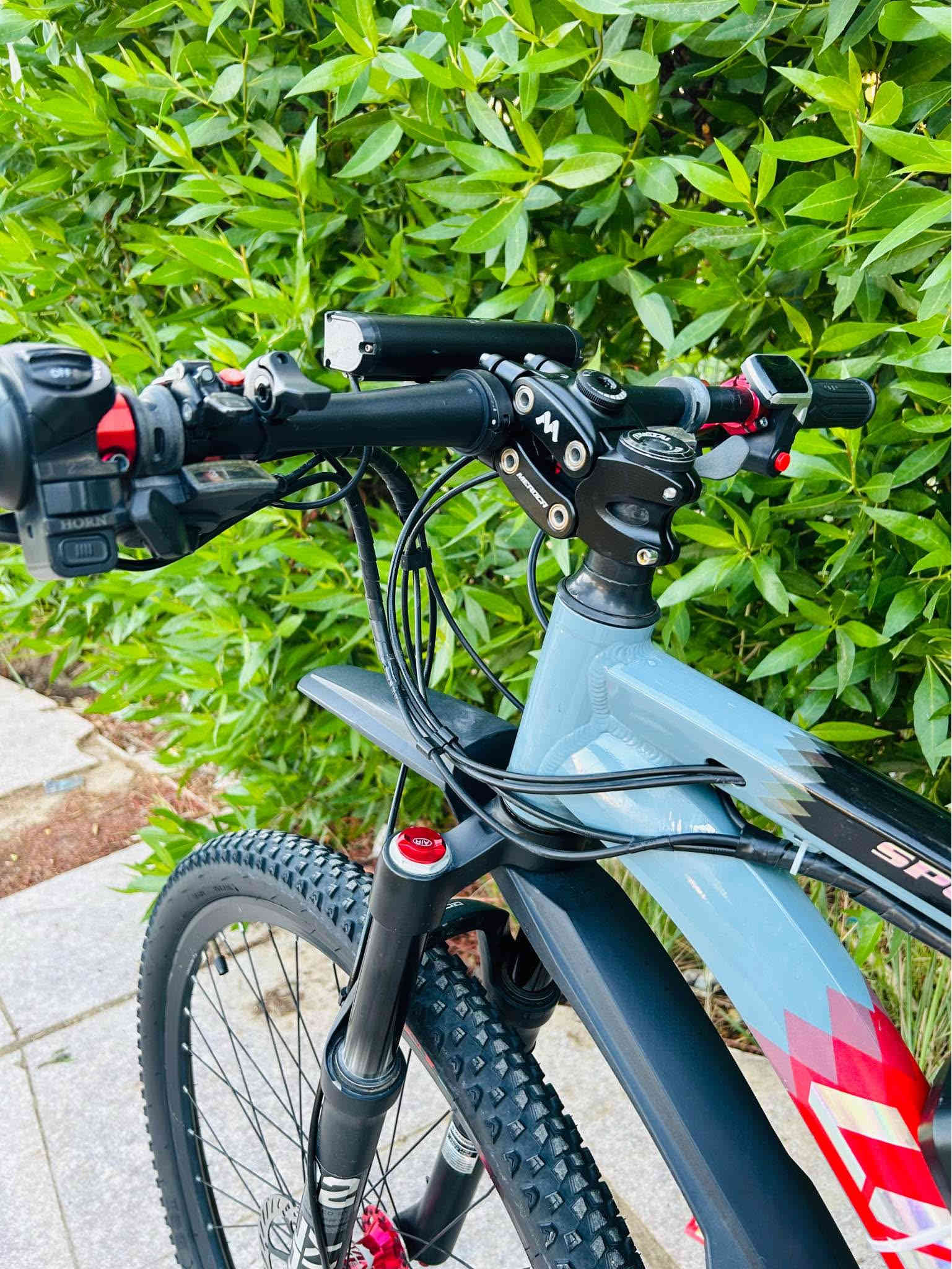 السلام عليكم🩶
للبيع بايسكل جبلي شحن حجم 29 فريم عالي 
فول مواصفات بريكات دهن ماركه زوم احمر
الكير الامامي 3 والخلفي 8 سستم A5
سرج دروبر تحكم ستيرن دبل امامي امامي هواء تحكم ستيرن
بريكات حساس امامي وخلفي لايت امامي 6 عدسات 
جاملغات امامي وخلفي ماركه جاينت الملف 500w
 والبطاريه 48volt سرعه 60 مفتوحه حقيقي 50   منفذ شحن 
السعر 750 الف قفل الشراي يخابر ميعجبك اعبر المنشور ✨
مكاني بغداد الشعله حي الجوادين 
للاستفسار /*********** بغداد
