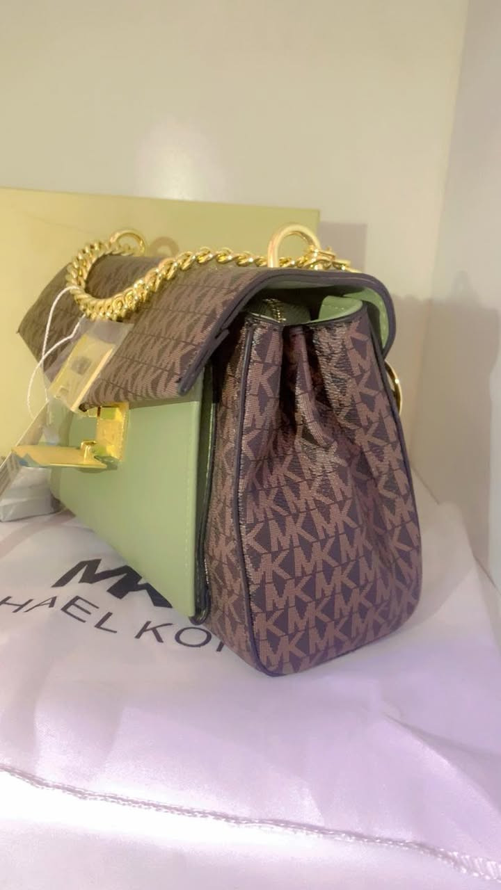 ✨ حقائب MK النسائية… فخامة بتوقيع عصري ✨

استمتعي بإطلالة تعكس ذوقك الرفيع مع تصاميم Michael Kors التي تجمع بين الأناقة الأمريكية العصرية واللمسة الأنثوية الراقية.

👜 تصاميم أنيقة تناسب العمل والمناسبات
🎨 ألوان كلاسيكية وعصرية تناسب كل إطلالة
🧵 خامات عالية الجودة وتفاصيل متقنة بشعار MK المميز
✨ مزيج مثالي بين الفخامة والعملية اليومية

حقيبة MK ليست مجرد إكسسوار… بل قطعة تعكس حضورك وثقتك في كل خطوة.

تألقي اليوم… واختاري MK عنوانًا لأناقتك. 💫


**إذا كنت صاحب هذا الإعلان وتريد حذفه لأي سبب، رجاءا أرسل رسالة إلى الدعم الفني**