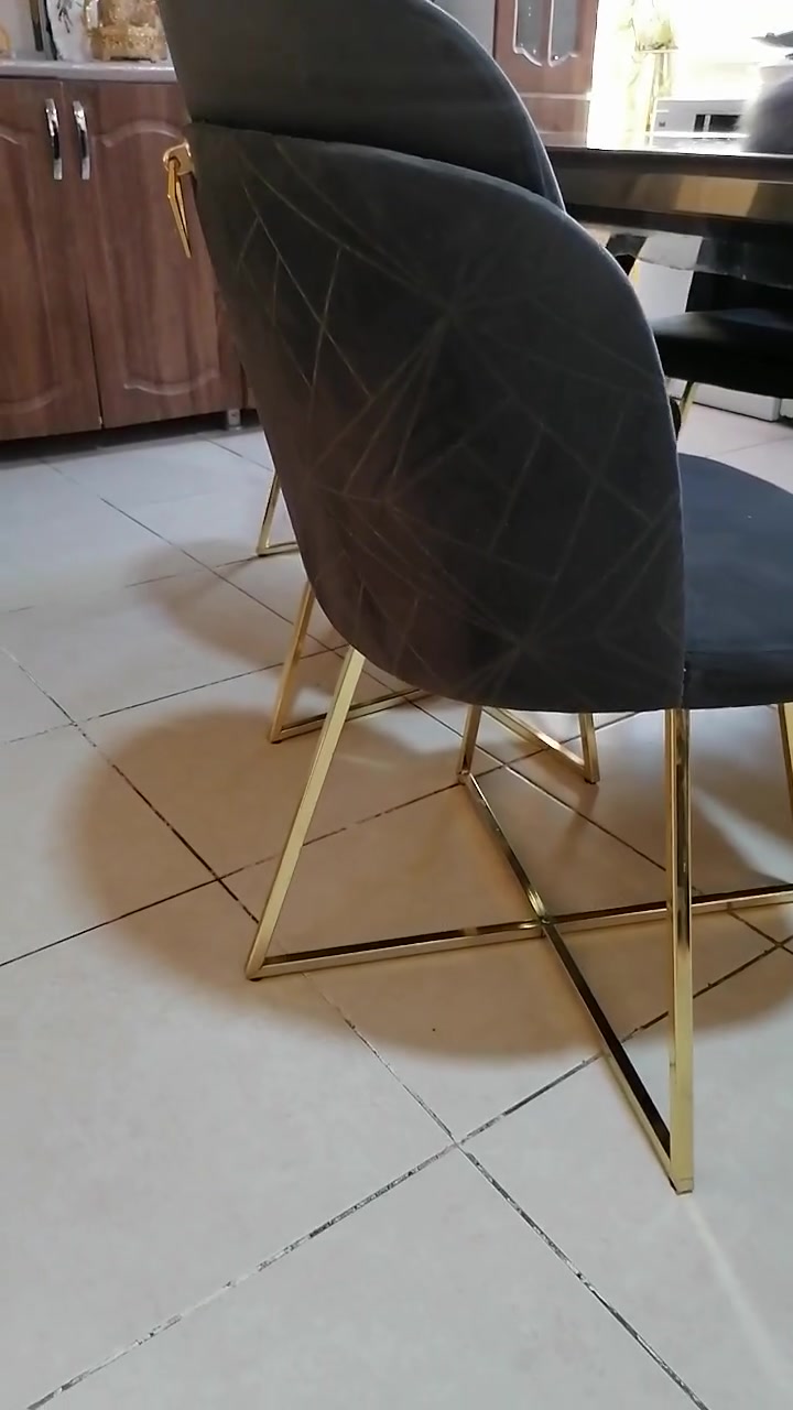 للبيع ميز طعام مع 6كراسي بدون اي ضرر لون رصاصي التواصل ***********
