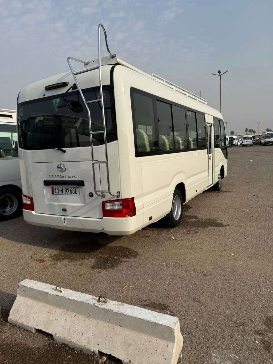 السلام عليكم
للبيع كوستر مديل 2017
السياره بيه مكانات صبغ ابيع من جوه الجام 
كير مكينه كفاله اكسل بي ونه خفيفه 
كامله السياره نقص بس قلاب 
رقم بغداد بسمي تحويل ثاني يوم 
السعر 380 وبيه مجال 
موبايل ***********
مكان السياره بغداد
