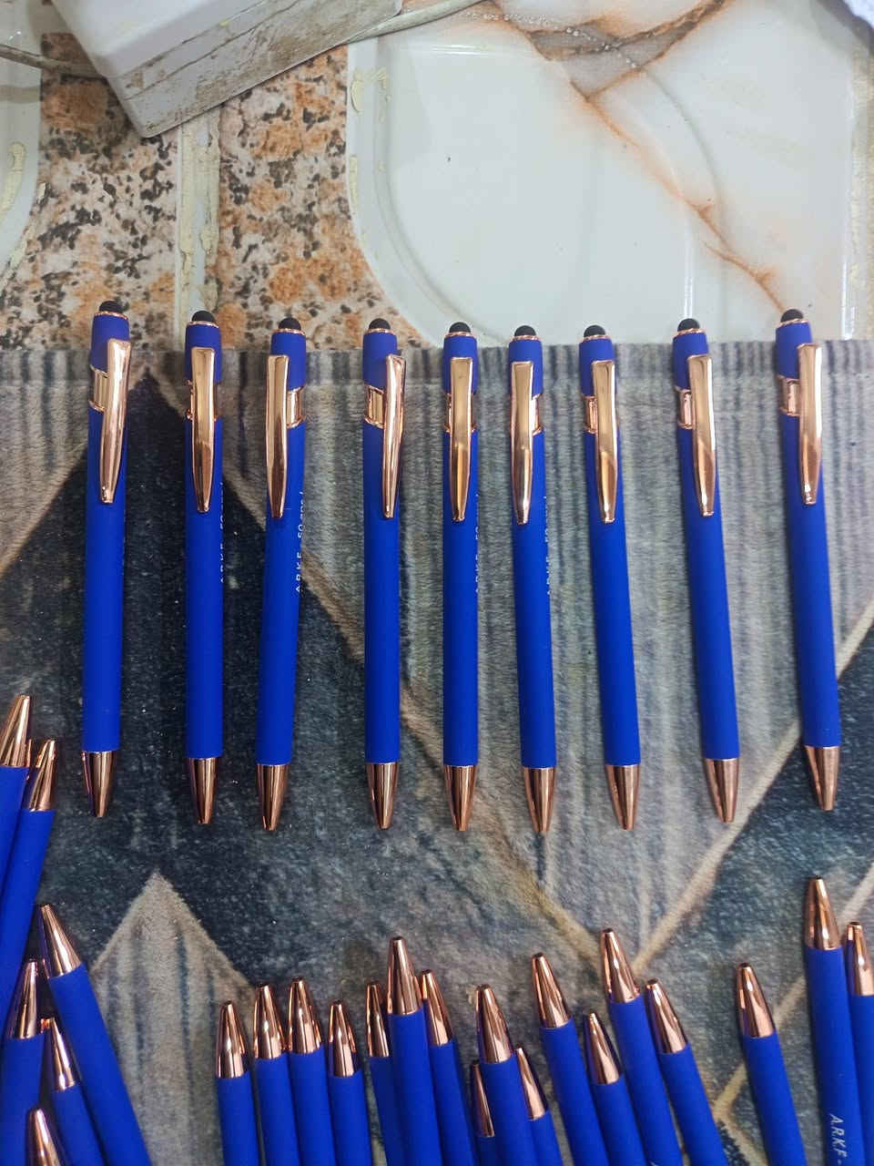 49قطعه تتميز هذه الأقلام الزرقاء بتصميم مزدوج الاستخدام يتضمن طرفاً معدنياً للكتابة وطرفاً مطاطياً يعمل كـ "ستايلس" للشاشات اللمسية.تأتي الأقلام عادة في مجموعات تحتوي على 12 قطعة، وتتميز بلمسات من اللون الذهبي الوردي.تستخدم هذه الأقلام حبراً أسود مقاس 1.0


**إذا كنت صاحب هذا الإعلان وتريد حذفه لأي سبب، رجاءا أرسل رسالة إلى الدعم الفني**