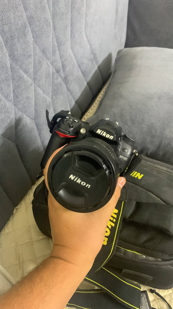 الكاميرا Nikon D7000 للبيع
***********
السعر ب٤٠٠ الف وبيه مجال
