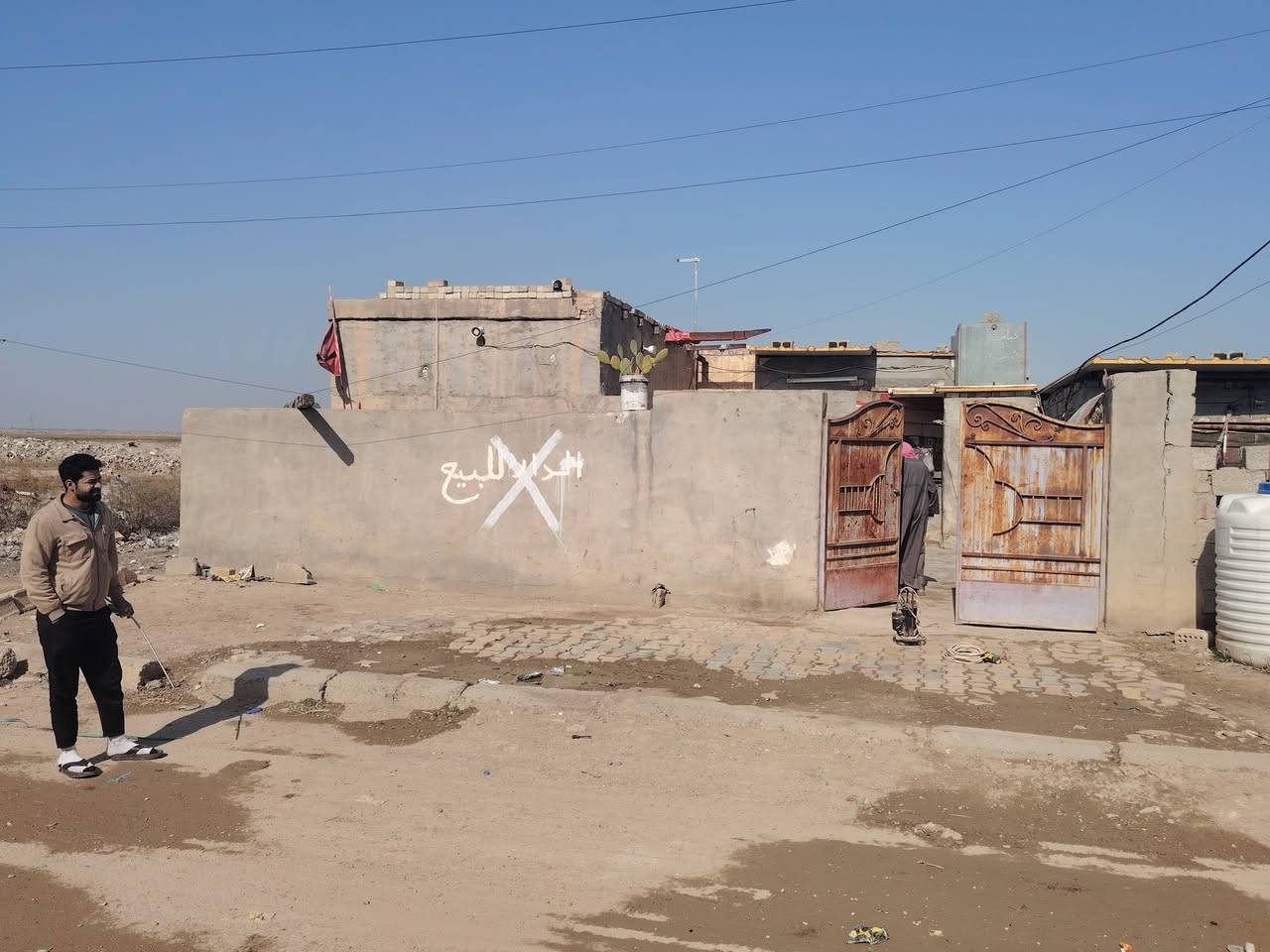 سلام عليكم بيت للبيع ب7000على البره حواسم غرفتين وصاله وستقبال معزوله غرفه عكاده ولاستقبال عكاده مطبخ صحيات داخليه وخارجيه الاستفسار ***********//***********
