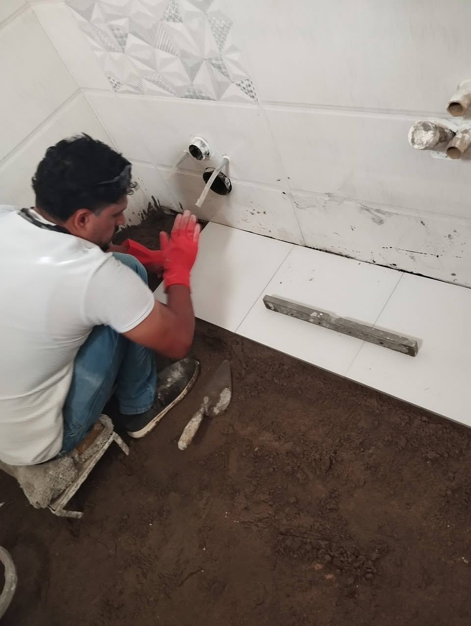 *********** اثير
*********** اسيا

نصف قطعة في منطقة الاكوات حي الموظفين  التنومة  ٥ دقائق عن سوق العشار
منطقة متكاملة الخدمات الحديثة 
وفيها ٤ مدارس حديثة والخدمات الأخرى 
وكذلك المنطقة تتمتع بالهدوء والامان

 بناء حديث سنه انجاز البناء نهاية ٢٠٢٥ 
يتكون من طابقين مع بيتونة ومخزن
مساحة الارض الكلية ١٢٥م 
مساحة البناء الكلية للطابقين والبيتونة والمخزن. مايقارب. ٢٥٠ م  او اكثر

نوع البناء طابوق وبقالب خشب جديد. والتسليح والصب وسقل الصب درجة اولى
الدار متعوب عليه يشهد الله
 كل تفاصيل العمل موثقه بصور
 تبين جوده الماده والعمل

(محتويات الدار)
غرف منام عدد٣ +صالة +استقبال + مطبخ
صحيات عدد ٣ +منور+ طارمة+ سطح عدد ٢
توجد مساحة شاغره لبناء غرف اضافية عدد ٣ 
كافةمراحل البناء والانهاءات والبنى التحتية درجة أولى وفق اسس علمية واشراف هندسي وتوزيع صحيح وفق المتطلبات المستقبلية
شبكة كهرباء أردني موسعة
شبكة تبريد دفن  للسبالت سعودي 
 شبكة الماء والمجاري نوع الماني 
الواح بورسلاين عماني وهندي
 وبايات الدرج مرمر تركي 
وارضي البيت ١٤ ملم  لورسلاين

السعر النقد فقط  ٢٢٠ مليون.
 + مبلغ القرض ٥٥ مليون تقسط كل شهر ٣٥٠ الف لصندوق الإسكان بدون فوائد او تحميل
يصبح السعر الكلي ٢٧٥  مليون.
