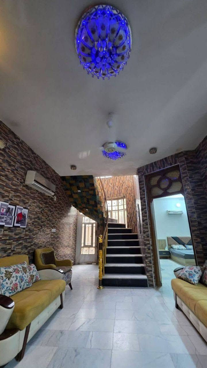 🏘️دار مؤثــــــــث #للأيجٓـــــــــار
📍 #الموقع:  حــــــــي الصحـــــــــة
قـــــــــرب مسبـــــــــح السندبـــــــــاد
✨ #المواصفات:  
▫️ المساحـــــــة // 200م 
الواجهــــــــــة // 10م
النـــــــــــــــزال // 20م
................
🔹محتويات الدار
غرفتيـــــــــــن وصالــــــــــة وهــــــــــول ومطبـــــــــخ ومجـمــــــــع صحيــــــــات خارجــــــــي وداخلـــــــــي وگـــــــــــراج ...
---------------------------------
📞 للاستفسار والمعاينة: 
الاتصال على الارقام :
***********☎️ واتساب    
او مراجعة المكتب 
الحلة _ الكرامة الشارع المشجر مجاور اسواق المطار 1 
--------------------------------
✅ نستقبل جميع عروضكم السكنية 🏠 والتجارية 🏡 بكافة مناطق الحلة 
……………………………
