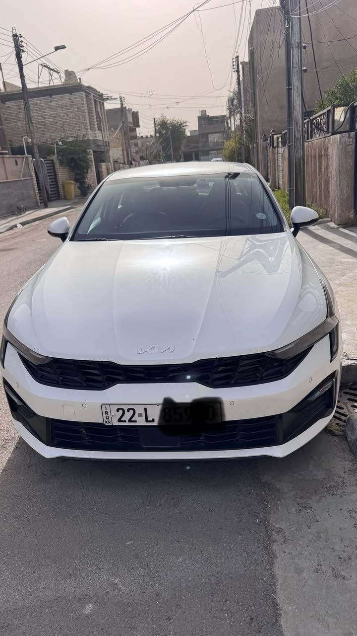 السلام عليكم
سيارة k5 موديل 24 أربيل 
ماشية 67000 كيلو
محرك 2.5 gdi  مواصفاتهة معروفة السيارة مكفولة كفالة عامة عدا تكحيل بسيط بالدعامية الخلفية وضربة بالباب الخلفية عكس السايق ما مصلحة مثل ما موضح بالصور 
السعر 21500 $
بغداد حي الإعلام 
للتواصل المراسلة او الاتصال على الواتس اب 
***********  
 واعتذر في حال تأخرت بالرد
