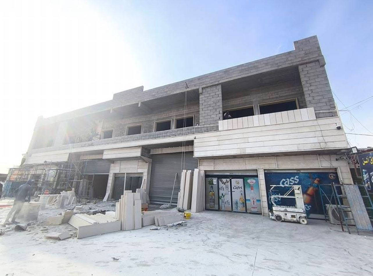 السلام عليكم اخواني الكرام
عندي مجمع للبيع يقع على مساحة 3000م٢ موقع ستراتيجي على أرض زراعية ملك يتضمن بناء أكبر قاعة للأعراس تتسع لحدود 1200 شخص بناء متكامل تفاصيله 
1/ ١٤ حمام مع تأسيس للبنى التحتية من ناحية الصحيات مع ٢ حمام منفصلين للعرسان و غرفة تبديل الملابس .
2/ قساطل عدد ٢ بمساحة كبيرة (٦×٨×١٠) اسفل كل جهة . 
3/ مطبخين حار و بارد .
4/ غرفة عرسان مع جاكوزي و مطبخ .
5/ غرفة للحانوت .
6/ غرفة للإدارة  .
7/ غرفة كونترول تحكم بالكهرباء .
8/ جلوس  VIP على طرفي القاعة بدرج و صميم دائري مميز يسع كل طرف إلى ١٠٠ شخص تقريبآ .
9/ سقف القاعة العلوي من مادة السندويج بنل .
10/ السقف الثانوي من مادة الجبسن بورد بنظام ملكي مع مدخل ملكي للعرسان بطول 30م تقريبآ .
11/ مدخل القاعة مميز بنظام الدخول الملكي مع وجود لتأسيس 5 شلالات .
12 / البوابة الخارجية كهربائية بنظام الشحن مع بابين خشبيين بمساحة ٤م لكل منهم . 
بالإضافة إلى القاعة الكبيرة يوجد قاعة أخرى تسع إلى 200 شخص تقريبآ للمناسبات الصغيرة (خطوبة/ختان/حفلة تخرج/اجتماع/مطعم مصغر) بسقوف ثانوية ملكية .
واجهة المجمع تشمل ٦ محلات (جميعها مؤجرة)مصممة كالآتي قابلة للتغيير كاملة و جاهزة من سقوف و كهرباء و جامخانة و خبنكات  .
1/٢ محل حلاقة نسائية و كوزمتك بمساحة ٥٠م تقريبآ .
2/ محل صالون حلاقة رجالي بمساحة ٢٥م .
3/ محلين مجهزة بأرقى أنواع الرفوف وكامل ينفع للمواد الغذائية و غيرها جاهز و متكامل .
4/ مدخل مخزن بمساحة 250م ينفع للعديد من المصالح جاهز مع خبنك كهربائي و بداخل المخزن حمام متكامل مع WC معزول عن المخزن .

الطابق الثاني فوق المحلات تصميم بناء مطبخ بمساحة 335م مع بناء 4 WC مع حمام متكامل مع التأسيس الأساسي للصحيات .

الطابق الثالث كافتيريا بمساحة 550م مع WC عدد ٢ منفصل للنساء و الرجال . 
علمآ القاعة مجهزة ...
بئر ماء خاص
محولة كهرباء خاصة 

العنوان موصل ناحية بعشيقة
***********
***********
***********
***********
