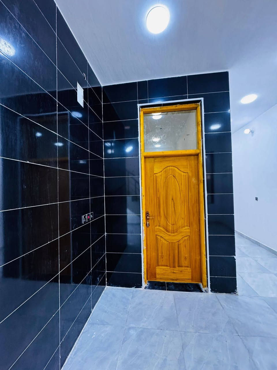 مشتملات عدد 2بناء حديث غير مسكون مساحت الواحد 130متر لواحد يحتوي علا غرفتين نوم وصاله واستقبال ومطبخ وصحيات داخليه وخارجيه العنوان كوت حي الحكيم نزلت الوائليه يبعدن عن الصب 40متر لسعر. سعر الواحد 48للستفسار ***********
