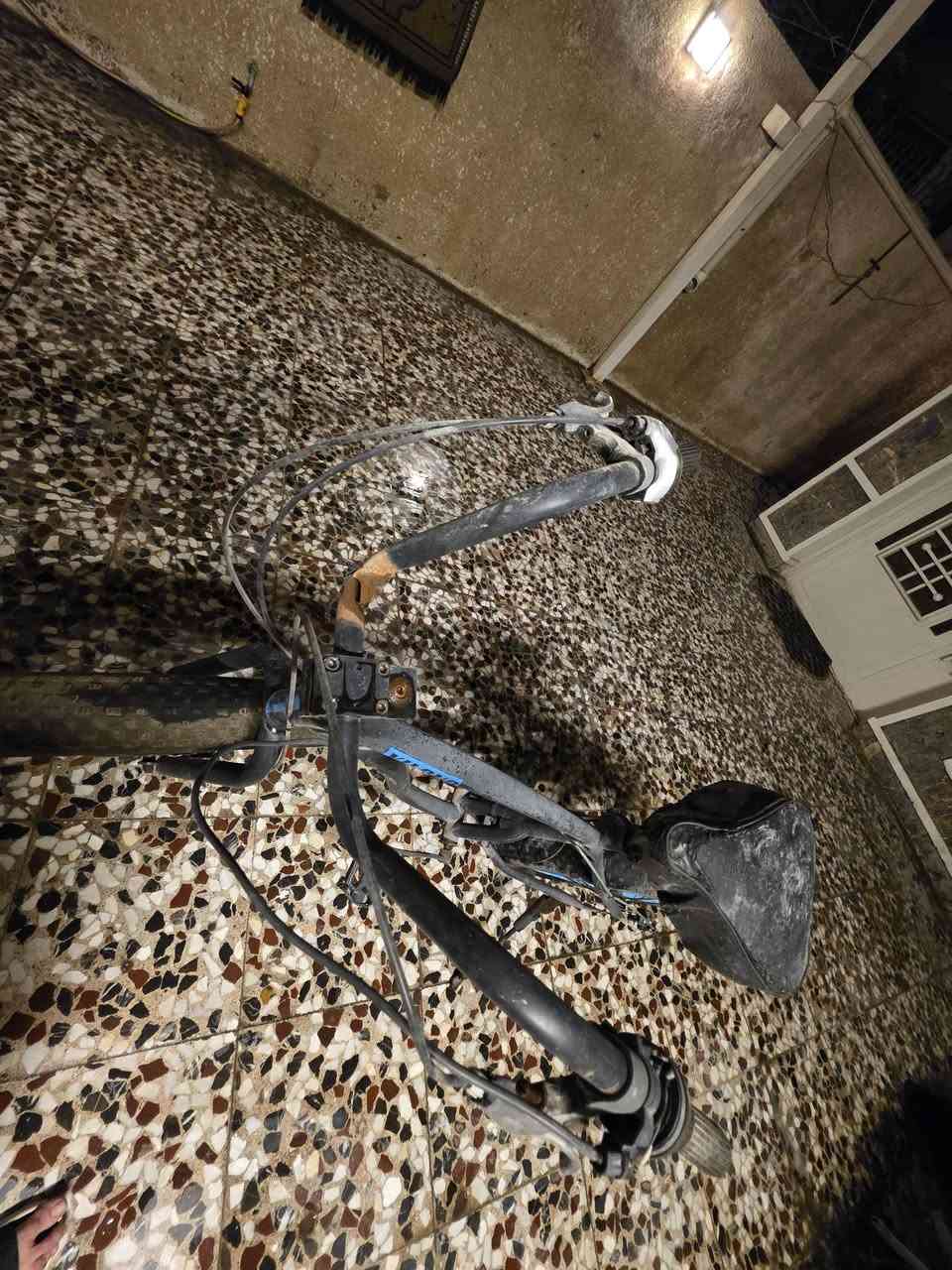 للبيع بايسكل فات بايك (Fat Bike) ماركة YILONG.
البايسكل مستعمل وحالته مثل الصور، شغال ويمشي طبيعي، التواير عراض ومناسب للشارع والتراب.
بيه فرامل دسك أمامي وخلفي، وحامل خلفي.
الملاحظة الوحيدة: الستيرن يحتاج تصليح أو تبديل لأن بيه مشكلة، و الكير  مالتة همين 
للتواصل واتساب :  *********** 
(وعن تجربة صراحة بهذا البايسكل تنسة شي اسمة تايرات )
١٠٠ الف وبي مجال
