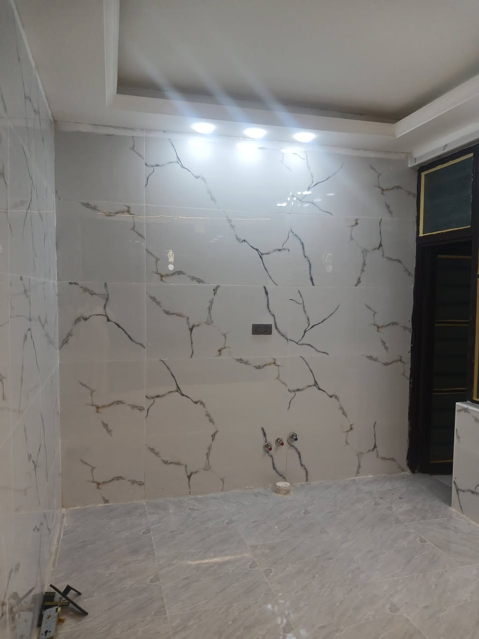 دار للبيـــــــــــــع....
طابــــــــو مــــــلك صـــــــرف..... 
ــــــــــــــــــــــــــ
شــــــــــارع  // 80 خلف التجـــــــــــاري.... 
طابقيــــــــن والبناء جــــــــديد وغير مسگون سـابقا... 
ـــــــــــــــــــــــــــــــــــ
ثــــــــلاث غرف نـــــــــــوم
 صالــــــه هـــــــول مطبـــــــــــخ 
صحيات خارجية وداخليه كــــــــــراج ومـــــــــــــناور.... 
ــــــــــــــــــــــــــــــــــــــــــــــــ
***********
***********
