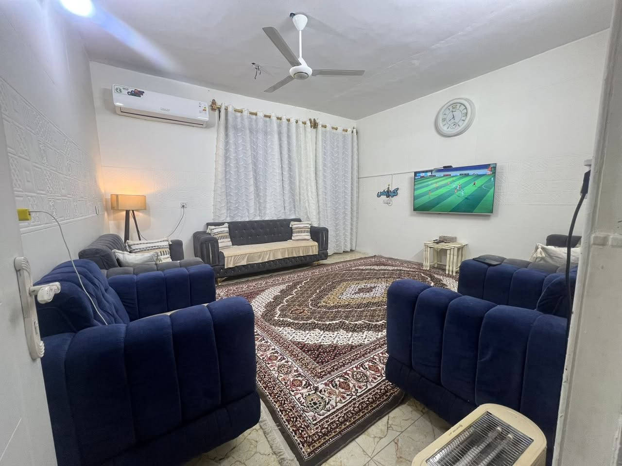 بيت 225 متر
سند 25 كفائات السيديه 
كامل جميع الخدمات 
يحتوي غرفتين نوم ومطبخ وصاله واستقال وترك عدد 2
حمامات 3
رقم الهاتف ‭0772 550 1718‬
